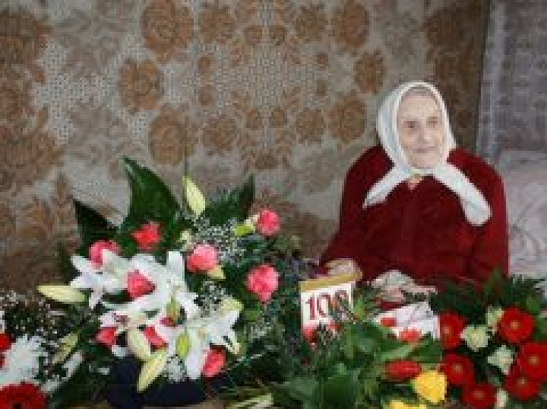 Medņevas pagastā sumina simtgadnieci