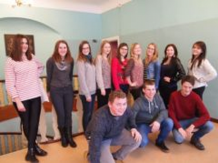 Kluba "Māja" darbinieki ciemojas Ojāra Vācieša Gaujienas vidusskolā