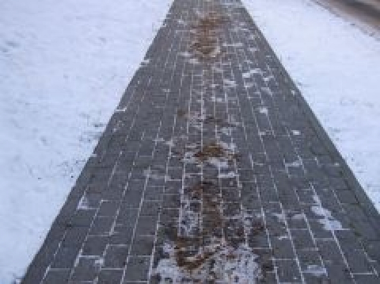Vīrietis Vidzemē gūst traumas, krītot uz slidenas ietves