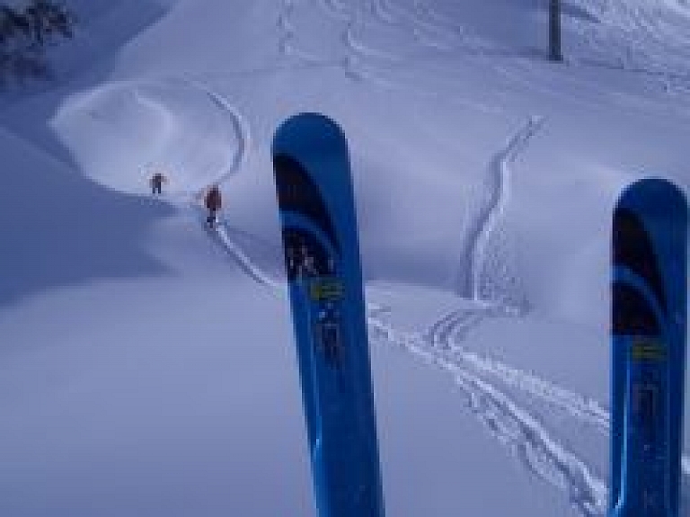 Latgalē, slēpojot no kalna, pusaudzis uzduras uz zara