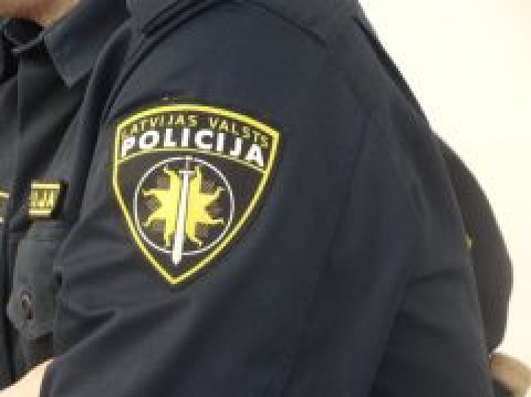 Policijas darbinieki apmeklē Palsmanes pamatskolas skolēnus