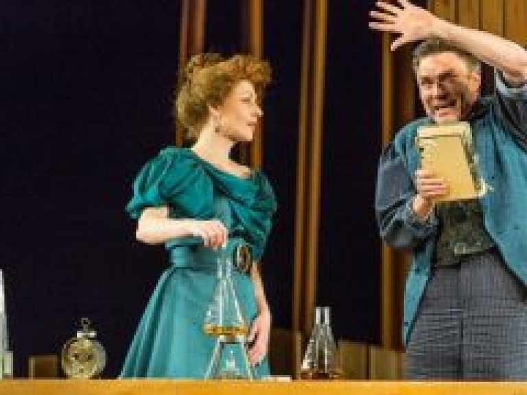 Alūksnes muzejā skatāma Dailes teātra izrāžu tērpu izstāde