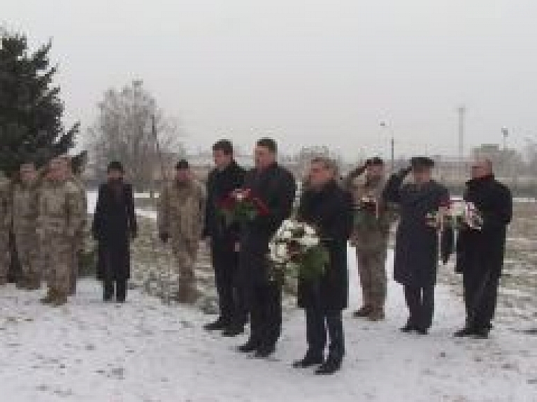 Latgales Reģionālā TV: Daugavpilī nolikti ziedi Latgales atbrīvošanas cīņās kritušajiem karavīriem