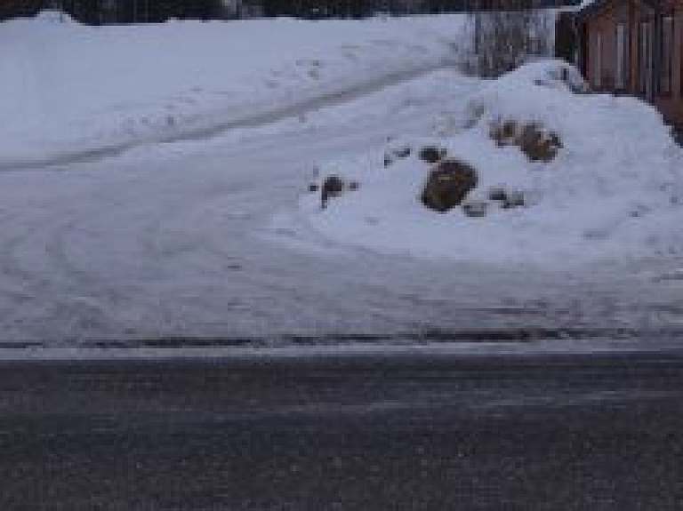 Alūksnes apkaimē apgrūtināti braukšanas apstākļi