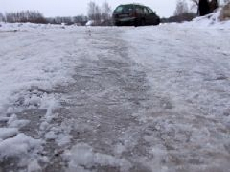 Krāslavas apkārtē sniegs un apledojums apgrūtina braukšanu