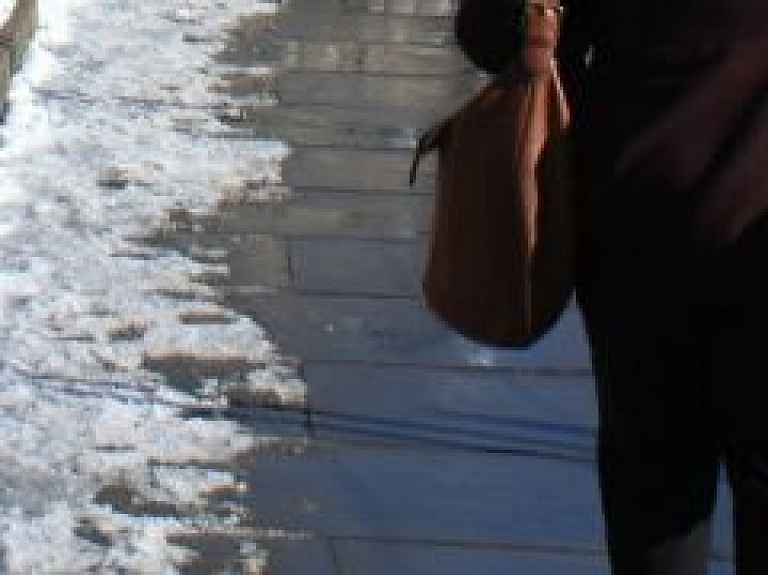 Cilvēki Latgalē guvuši traumas uz slidenām ietvēm