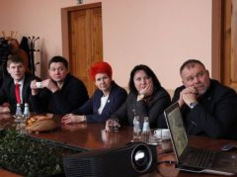 Saeimas deputāti apmeklē Krāslavu