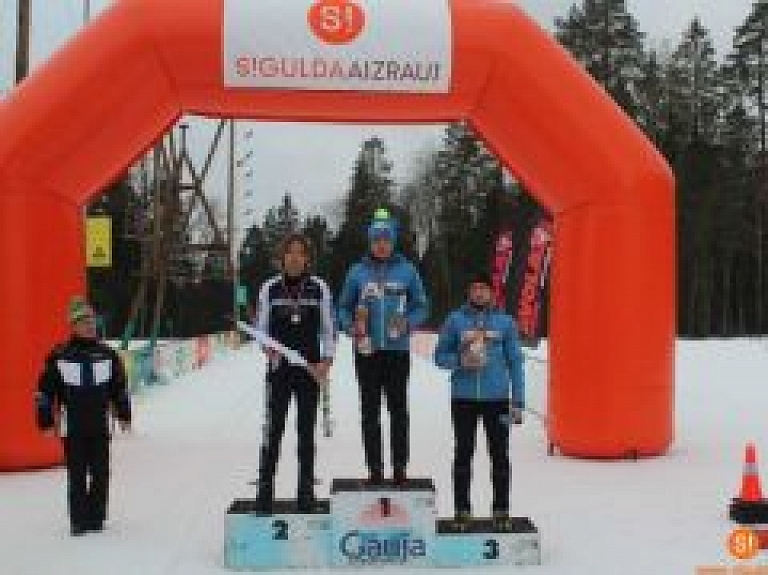 Aizvadīts Siguldas tautas slēpojums