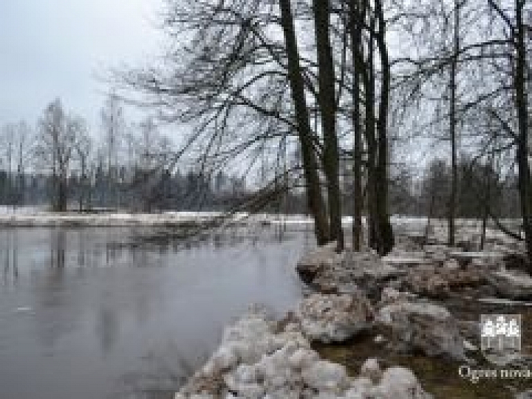 Ogrē no iepriekšējās dienās applūdušajām teritorijām ūdens atkāpies