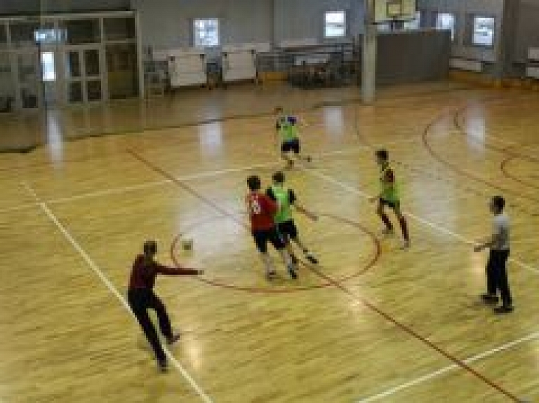 Viļakas Valsts ģimnāzijā aizvadīts telpu futbola turnīrs starp klasēm