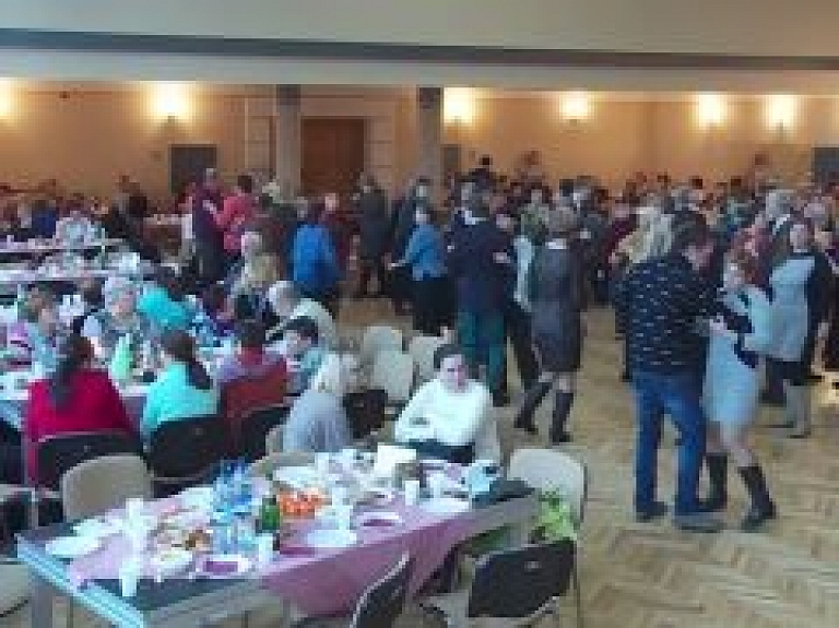 Latgales Reģionālā TV: Cilvēki ar īpašām vajadzībām tiekas Jaungada eglītē