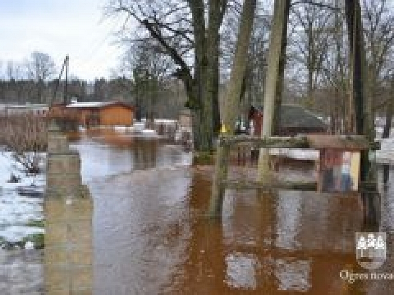 Ogres plūdos cietušos izmitinās slimnīcā un viesnīcā