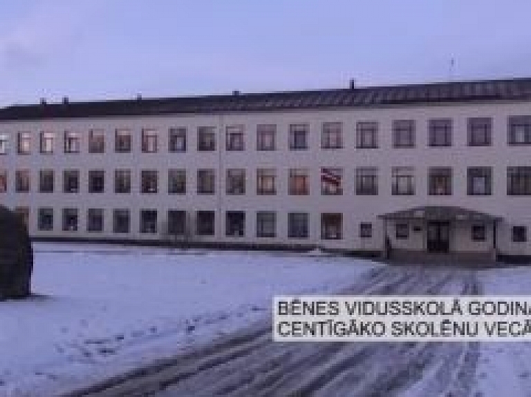 Latgales Reģionālā TV: Bēnes vidusskolā godina centīgāko skolēnu vecākus