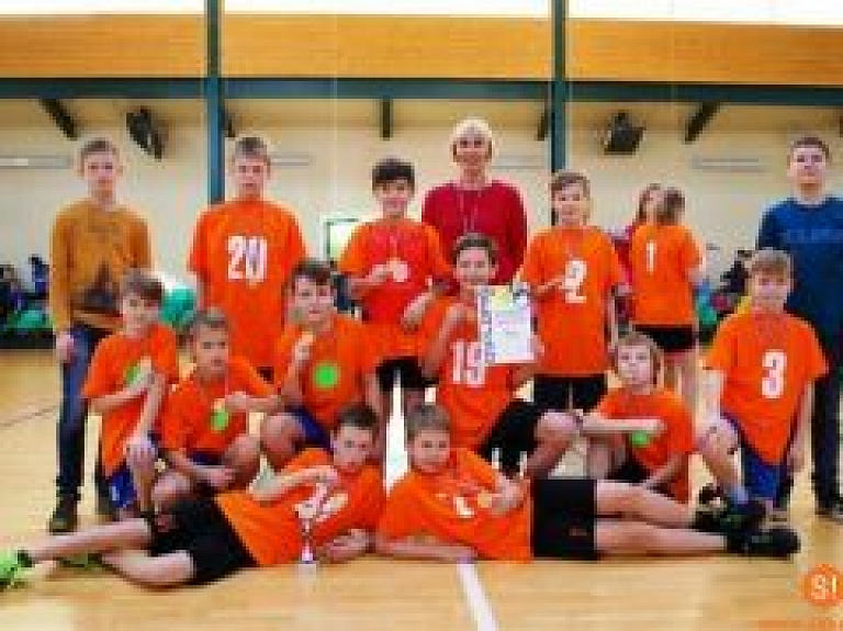 Tautasbumbas sacensībās uzvar Siguldas pilsētas vidusskola