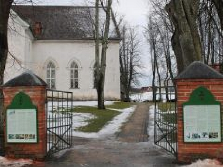 Pie Smiltenes evaņģēliski luteriskās baznīcas uzstādīti jauni informācijas stendi