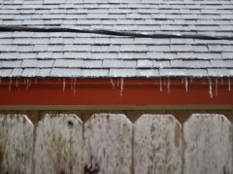 Latgalē vīrietis nokritis no divus metrus augsta jumta