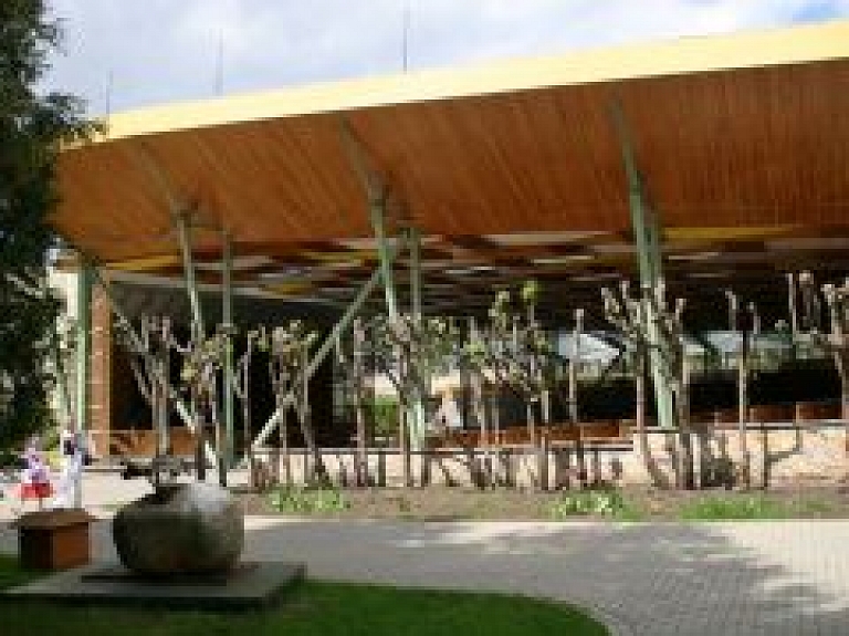 Krievijas humora šovi "KVN" un "Jurmaļina" atceļ rezervāciju Dzintaru koncertzālē