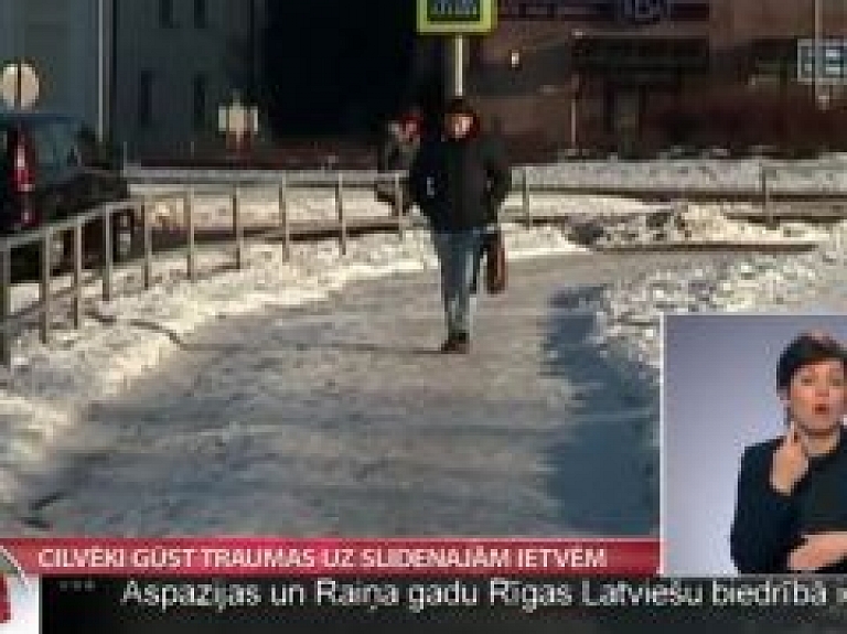 Cilvēki gūst traumas uz slidenajām ietvēm