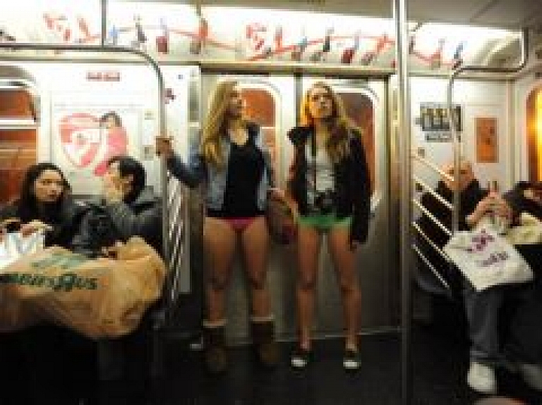 "Bez bikšu brauciens tramvajā" pulcē 40-50 cilvēkus