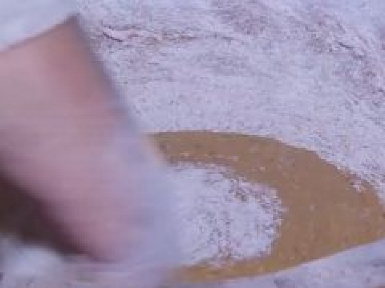 Skolēni veido dokumentālu filmu par maizes cepšanas tradīcijām