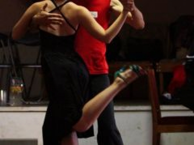 Aicina ogrēniešus apgūt Argentīnas tango