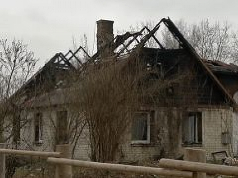 Ģimene Ķeguma novadā lūdz palīdzību pēc postoša ugunsgrēka
