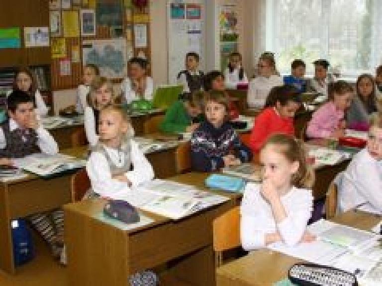 Jaunā pedagogu darba samaksas modeļa aprobāciju visās skolās sāks janvāra otrajā nedēļā