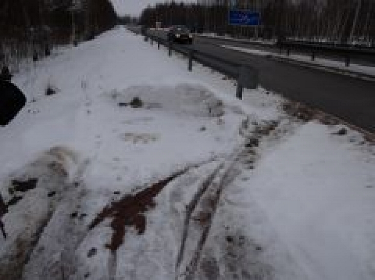 Latvijā braukšanu dažviet apgrūtina sniegs un apledojuma veidošanās