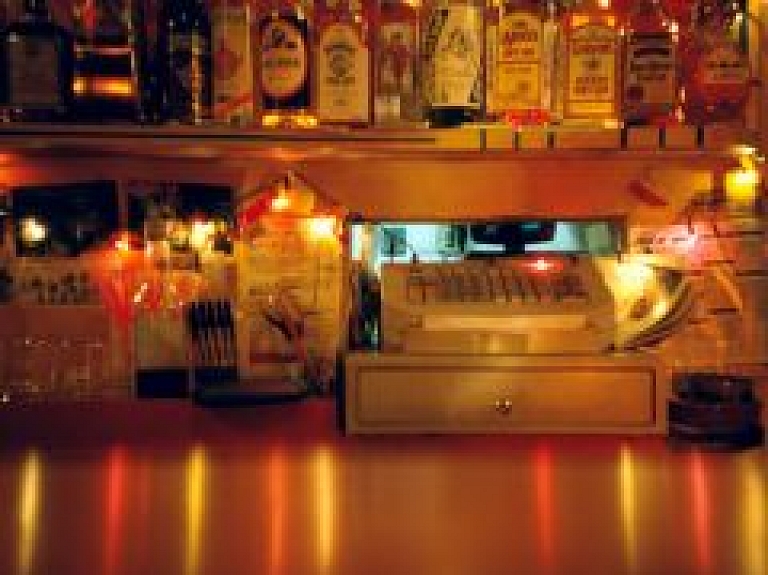 Vidzemē pusaudzis saindējas ar alkoholu