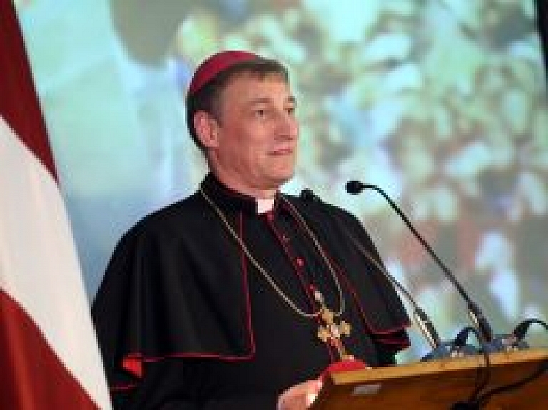 Katoļu arhibīskaps jaunajā gadā vēl izrauties no ikdienas rūpju un problēmu "vāveres riteņa"
