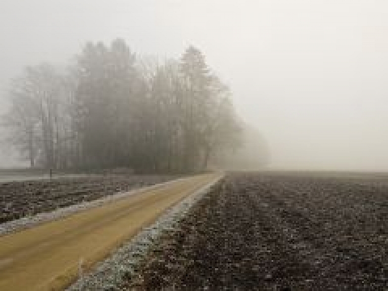 Dažviet Vidzemē braukšanu apgrūtina bieza migla