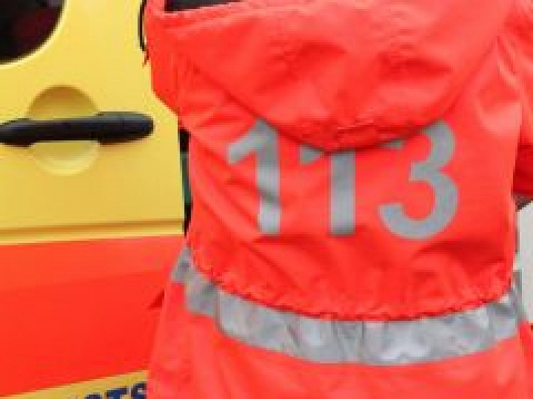 Zemgalē traumu guvusi nepilnu gadu veca meitenīte, kura izslīdējusi no ratiem