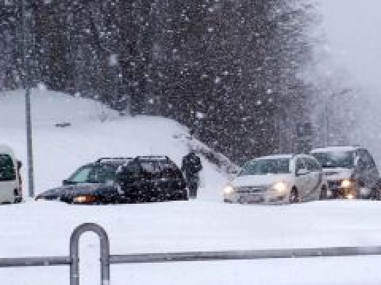 Braukšanas apstākļus apgrūtina snigšana