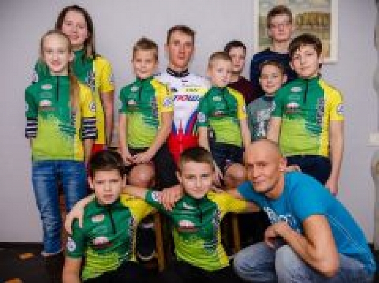 Smukulis viesojas pie Smiltenes sporta skolas riteņbraucējiem