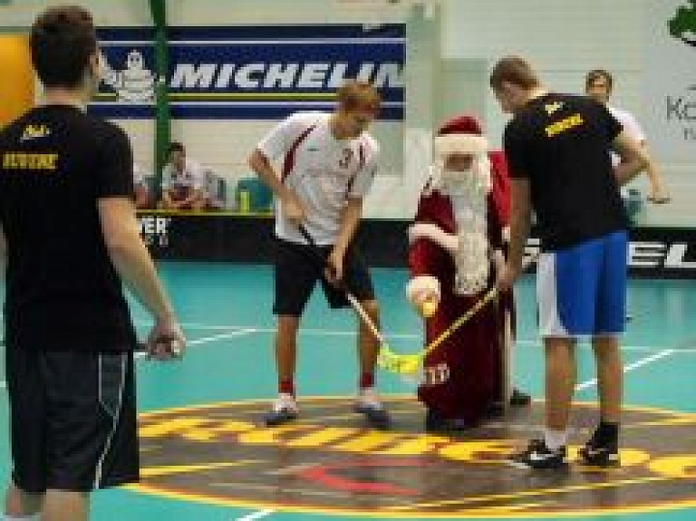 Noskaidroti florbola turnīra "OXDOG Ziemassvētku jampadracis" dalībnieki