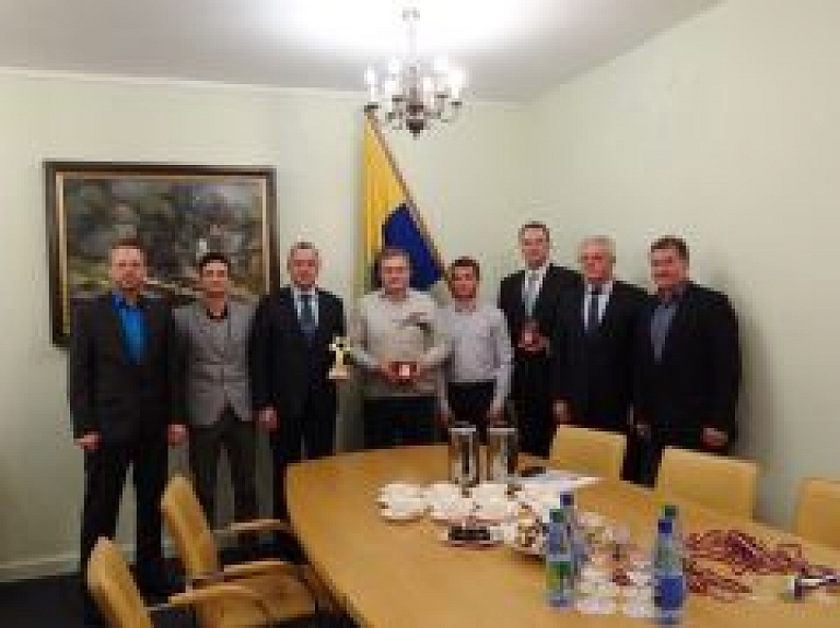 Valmiera saņem apbalvojumu "Gada tenisa pilsēta"