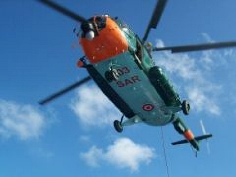 Pāvilostā mācībās nosēžas helikopters ar "cietušo" no Dānijas prāmja