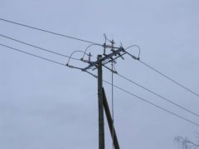Pēc vētras bez elektrības joprojām ap 3000 mājsaimniecību
