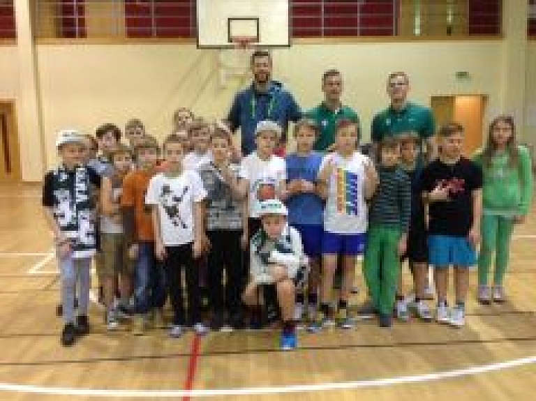 BK "Valmiera" basketbolisti viesojas Cēsu Valsts ģimnāzijā