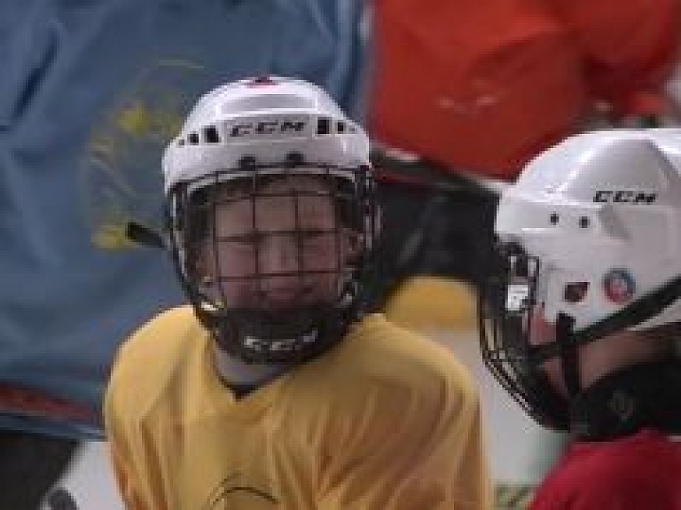 Talsu hokeja kluba U-10 komanda atgriezusies no spēlēm Zveidrijā