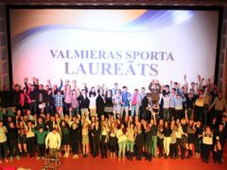Apbalvo jaunatnes sporta laureātus Valmierā