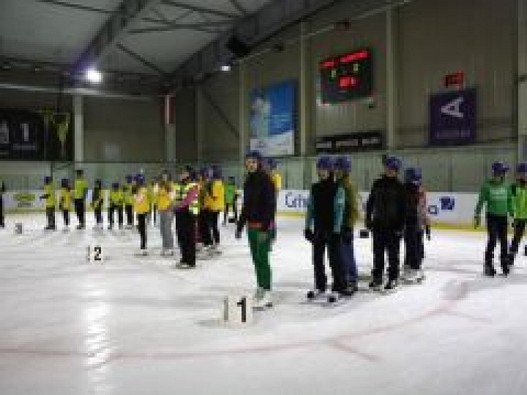 Slidošanas sacensībās "Ledus gladiatori" komandu skaits tuvojas 80