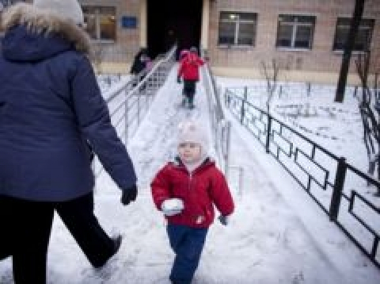 Septiņi padomi, kā palīdzēt bērnam pavadīt ziemu veselam