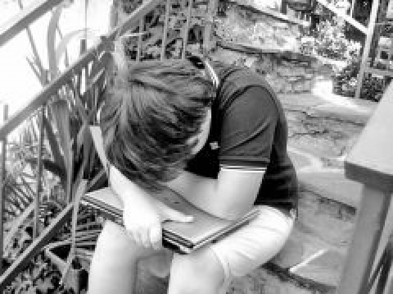 Tiesībsargs: pietiekami netiek ievērotas bērnu tiesības uzaugt ģimenē