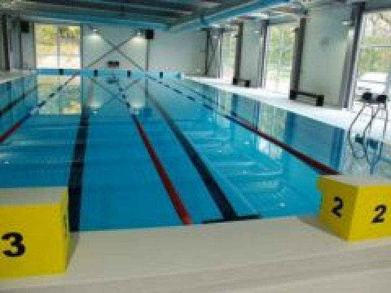 Jaunajā peldbaseinā aizvadīti pirmie pārbaudes mači