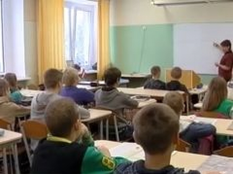 Valdības lēmums sanaidos pedagogus