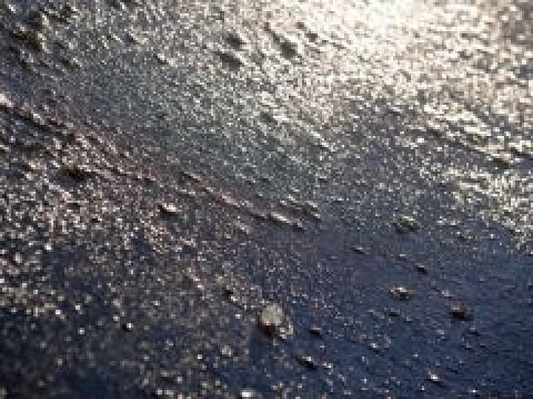 Pievakarē vietām braukšanu apgrūtina "melnais ledus"