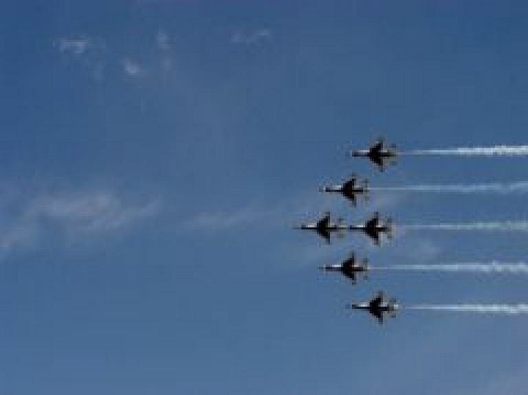 Virs Baltijas jūras pamana lielu skaitu Krievijas Gaisa spēku lidmašīnu; AM pagaidām šo faktu nekomentē