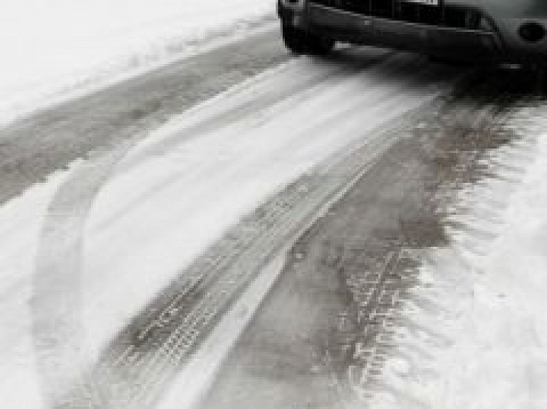 Braukšanu daudzviet Latvijā apgrūtina apledojuma veidošanās