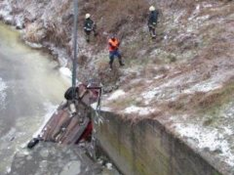 Salgales pagastā avarējusī mašīna nebija aprīkota ar ziemas riepām